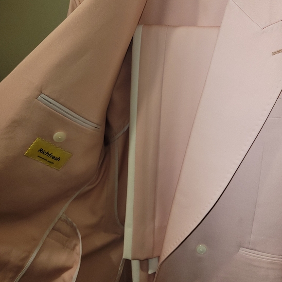 Suits - Picture 4 of 16